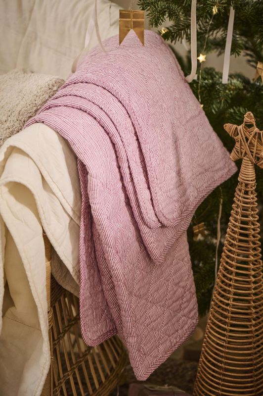 Quiltet pledd i hvite og røde striper